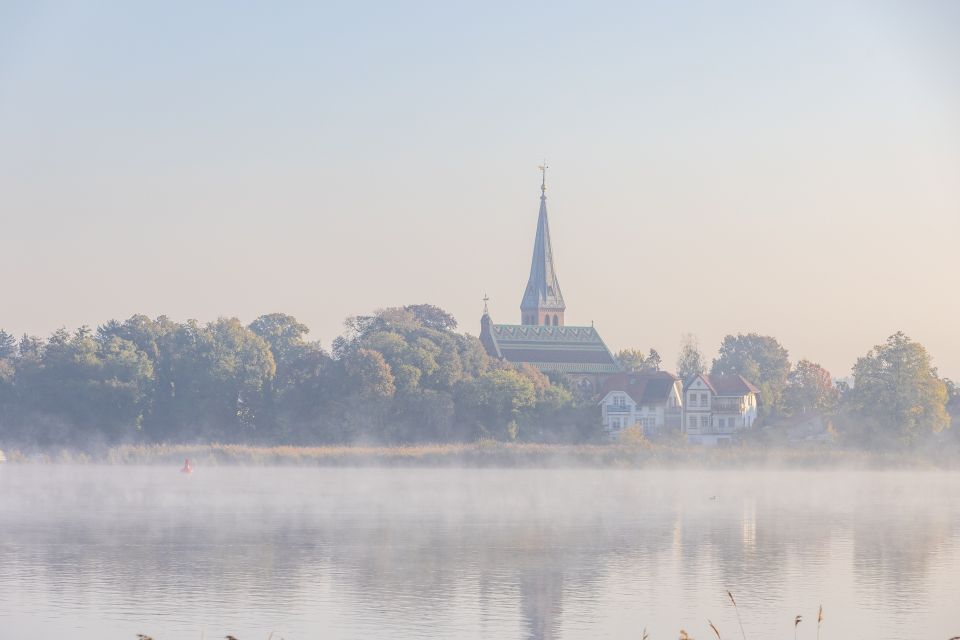 Die Dorfkirche am Morgen, Foto: Martin Karnbach, Lizenz: Gemeinde Schwielowsee